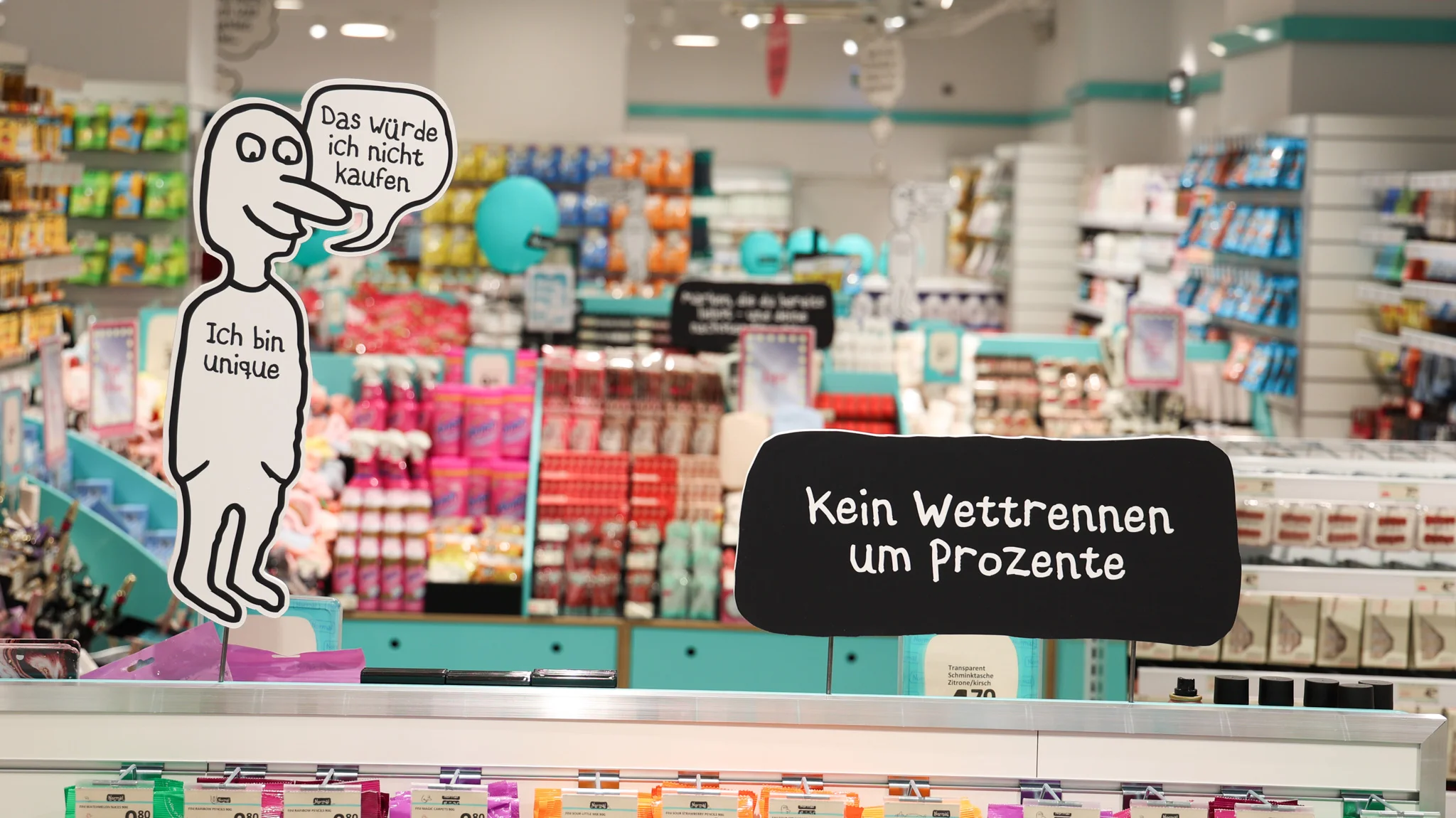Innenansicht des Normal Stores Wien mit Kosmetik, Haushaltswaren und Snacks, dauerhaft niedrige Preise ohne Rabattaktionen